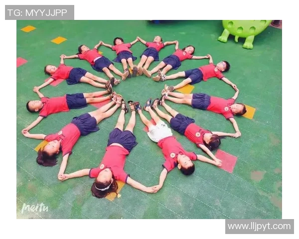 与足球明星亲密合影幼儿园版小朋友们的梦想瞬间尽显童真与活力