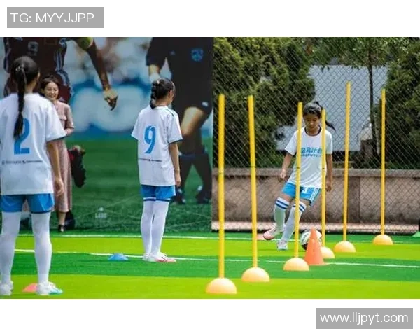 长竹杠引领足球新风潮:从球场到社会的多重身份探索 长竹杠引领足球新风潮:从球场到社会的多重身份探索